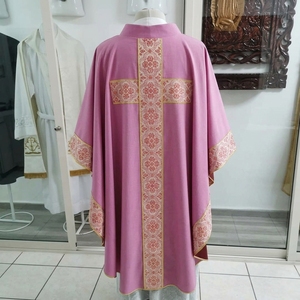 Casulla clerical rosa con ribete dorado y diseño floral bordado, vestimenta litúrgica premium para sacerdotes, para las cuatro estaciones. - Product Image 6