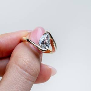 แหวนหมั้นทรงลูกแพร์ 1.00 กะรัต ผลิตในห้องปฏิบัติการ ตัวเรือนทองคำแท้ 14K - Product Image 4