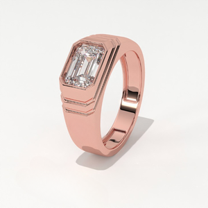 Aarinya Bague de mariage moderne pour homme en or 14K avec diamant de laboratoire certifié IGI, taille émeraude, serti clos, à facettes, style Keystone, émeraude taille émeraude orientale-occidentale - Product Image 5