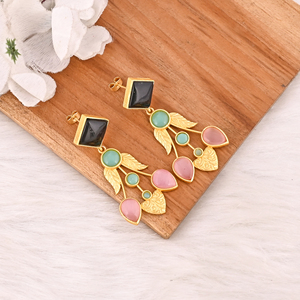 Boucles d'oreilles élégantes en laiton plaqué or avec pierres œil-de-chat rose, onyx noir et calcédoine aqua, bijoux fantaisie pour femmes - Product Image 3