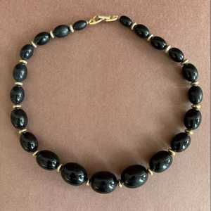 Collier en résine noire perlée, forme ovale, fait main, bijou fantaisie, pièce maîtresse, artisanat en résine - Product Image 5