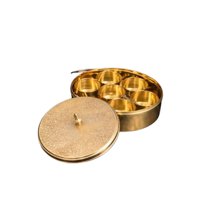 Caja de especias tradicional india hecha a mano de latón puro con 7 compartimentos y cuchara para almacenamiento en la cocina y decoración del hogar. - Product Image 3