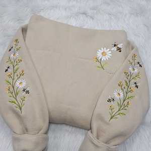 Sweat à capuche brodé Abeille et Marguerite, Sweat-shirt à manches Abeille, Pull Fleurs Sauvages Botaniques, Cadeau Cottagecore pour Amoureux de la Nature, Citation - Product Image 4