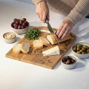 Planche à découper en bois artisanale en gros avec poignée, planche de cuisine écologique avec logo gravé - Product Image 1