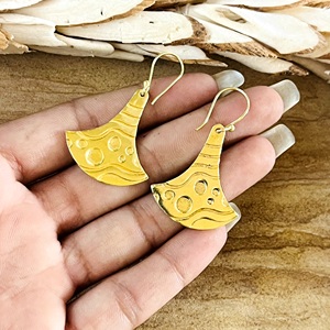 Nouvelles Arrivées Boucles d'oreilles pendantes géométriques tendance en laiton style bohème pour femme, plaqué or 18 carats, texture tribale, vente en gros/OEM/ODM - Product Image 3