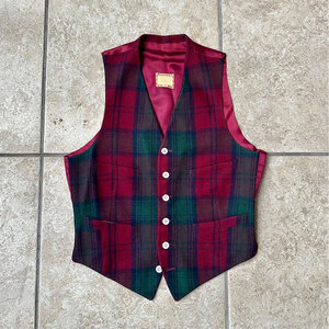 Gilet traditionnel écossais en flanelle de laine à carreaux verts et rouges, taille extra petite, avec ajusteurs latéraux à boucle, fait main - Product Image 1