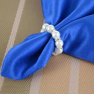 Hermosas cuentas blancas y servilleteros metálicos que se fotografían a la perfección, dejando las mesas con un aspecto deslumbrante en las imágenes. - Product Image 1