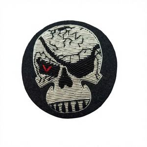 Patchs en fil métallique rouge royal en forme de crâne pour vêtements et accessoires - Product Image 1