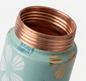 Elegante Botella de Agua de Cobre con Base Verde y Estampado Floral, Diseño Ecológico y Estilizado para Hidratación Diaria, Viajes, Oficina y Actividades al Aire Libre - Product Image 4