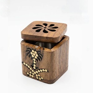 Boîte à encens carrée en bois avec incrustation métallique sculptée en forme de palmier et couvercle supérieur perforé à motif floral pour l'aromathérapie - Product Image 1