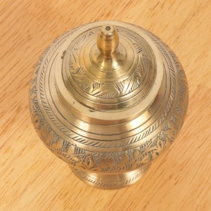 Gravierte Metallurne mit Antik-Gold-Finish, Blattmuster, Mehrstufigem Deckel und Sockel für Gedenk-Asche - Product Image 3