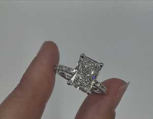 Anillos de compromiso de diamantes cultivados en laboratorio Radiant con halo oculto, anillos de boda con detalles redondos, joyería nupcial personalizada de oro macizo de 14k y 18k al por mayor - Product Image 1