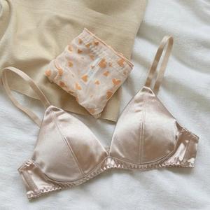 Ropa interior sexy para mujer OEM, sujetador con cuello en V profundo y bragas con diseño floral - Product Image 5