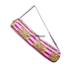 Bolso de fin de semana moderno estilo bohemio para yoga y playa, acolchado, con parche de hombro, de algodón, con estampado de mano, ecológico, con estampado animal, sostenible, para gimnasio - Product Image 1