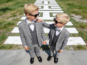Ensemble de costume 3 pièces en tweed gris pour garçons avec blazer, gilet et pantalon – Vêtements de mariage et de cérémonie pour enfants - Product Image 2