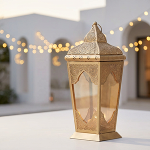 Lanterne à bougie marocaine en métal doré avec verre doré pour la décoration du Ramadan, pour la maison et les événements - Product Image 1