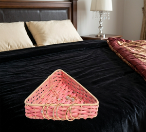 Panier de rangement triangulaire en rotin écoresponsable fait main, tressage rose glacé, cadre en fer, bordures décoratives couleur crème de tapioca - Product Image 6