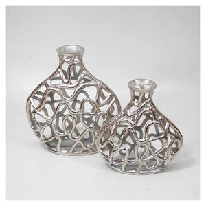 Elegante Florero de Aluminio con Base Elevada para Decoración de Oficina y Sala de Estar - Product Image 1