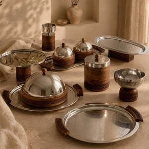 Ensemble de plateaux de service en métal avec bols, gamme complète avec textures gravées et poignées noires, une collection de salle à manger moderne complète - Product Image 2