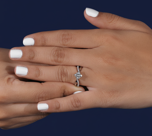 Anillo de Compromiso de Oro Blanco con Diamante Cultivado en Laboratorio de 1.20ct, Corte Princesa, VVS2, Certificado IGI, Chapado en Rodio, Joyería Personalizada al por Mayor - Product Image 5