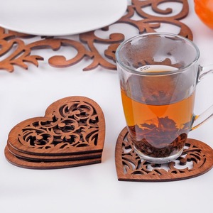 Ensemble de sous-verres en forme de cœur découpés au laser, sous-verres en métal élégants pour la décoration de table de couple, usage domestique et cadeau romantique - Product Image 2