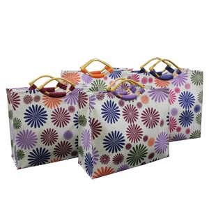 Sac fourre-tout en jute laminé avec motif en bois, poignée en PP en forme d'œil, imprimé floral, sac cadeau en jute teint et blanchi pour les jeunes - Product Image 2