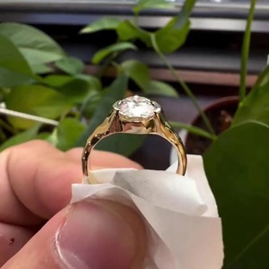 Anillo de Diamante Cultivado en Laboratorio con Corte Ovalado de Diseño Premium en Oro Amarillo de 14K, Certificado IGI, Color VVS+ EF, Estilo Minimalista - Product Image 3