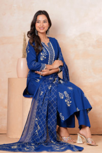 ชุดกางเกงคุร์ตาพิมพ์ลายสีน้ำเงินรอยัลสำหรับผู้หญิง |   ชุดคุร์ตีทรงตรงแบบดั้งเดิมพร้อมผ้าคลุมไหล่ดีไซน์เนอร์ - Product Image 5