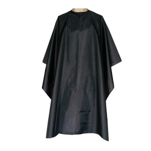 Cape de coiffeur professionnelle en pongé imperméable et écologique avec logo personnalisé pour la coupe de cheveux - Product Image 5