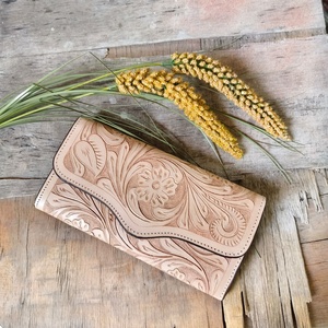 เคสโทรศัพท์แบบคลัทช์ลายดอกไม้ดีไซน์ใหม่ แฟชั่น ป้องกันการโจรกรรม หนังแท้ ทันสมัย สำหรับผู้หญิง ใช้ได้ทุกวัน อเนกประสงค์ - Product Image 1