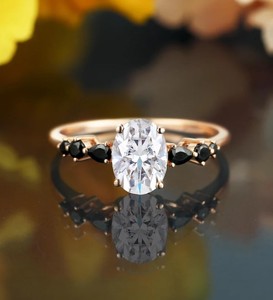 Bague de fiançailles solitaire élégante et luxueuse en argent sterling 925 avec moissanite taille ovale, bijou délicat et minimaliste pour mariage, fête ou cadeau - Product Image 1