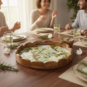Plateau en bois à bords incurvés, imprimé de motifs floraux, pour servir aux invités et offrir en cadeau, idéal pour la présentation de collations et de plats, provenant d'Inde. - Product Image 4