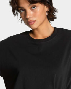 Camiseta Deportiva Negra Ajustada para Mujer, Transpirable, para Gimnasio y Entrenamiento, con Logotipo Personalizado, Apliques y Estampado, Ropa Deportiva OEM - Product Image 4