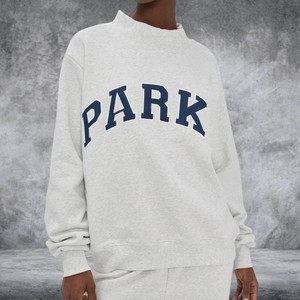 Sweat-shirt personnalisé à col montant pour femme, en molleton de coton épais, avec broderie de patch en chenille, coupe oversize, fabricant OEM ODM - Product Image 3