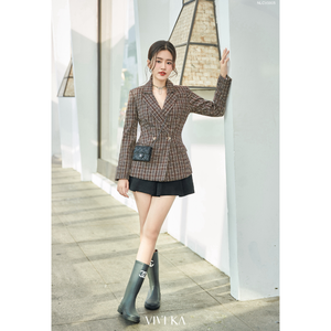เสื้อเบลเซอร์ผู้หญิงสีแดงเบอร์กันดี แบรนด์ VIVI KA ODM OEM แบบกระดุมแถวเดียว ปกคอปกแบบเว้า ตกแต่งอีพาเล็ตต์ ผ้าวอร์สเตดเนื้อแน่น ป้องกันรอยยับ ทรงเข้ารูป - Product Image 3