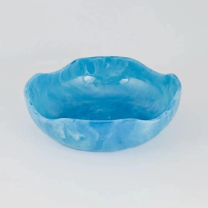 Bol décoratif en résine de couleur rouge rubis |   Plat de service unique et artisanal brillant pour table basse - Product Image 1