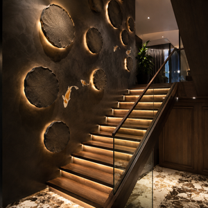 Escalier en bois de luxe avec éclairage LED intégré dans les marches, garde-corps en verre, design d'escalier moderne pour villa, hôtel, intérieur de maison - Product Image 2