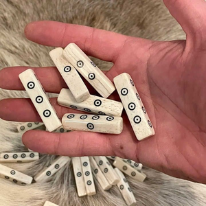 Dés en os naturel pour accessoires de jeux de société et cadeaux – Jeux de société et aventures de table – Par PERFECT ENTERPRISES - Product Image 1