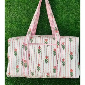 Bolsa de Viaje de Fin de Semana de Algodón con Estampado Floral, Cierre de Cremallera, Gran Capacidad, Rayas Rosas y Diseño de Tulipanes - Product Image 1