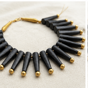 Collar de cuentas de resina chapado en negro con cadena de eslabones en tono dorado, joyería bohemia llamativa para fiestas, bodas y regalos. - Product Image 1