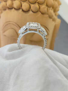 Bague de fiançailles de luxe en or blanc avec diamant de laboratoire taille princesse et pierres latérales, bijou raffiné et étincelant, cadeau idéal pour elle - Product Image 3