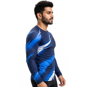 Camiseta transpirable para hombre hecha con materiales ligeros que garantizan comodidad, confianza y libertad de movimiento durante los entrenamientos. - Product Image 6