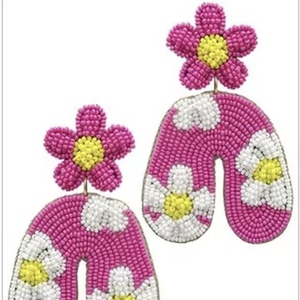 Pendientes de botón con diseño de loro, con cuentas florales y adornos artesanales de la marca BaubleBar. - Product Image 1