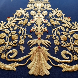 Parche Bordado a Mano con Láminas de Oro para Vestimenta Eclesiástica |   Motivo floral grande con cruz para cólidos litúrgicos, frontales de altar y estolas - Product Image 3