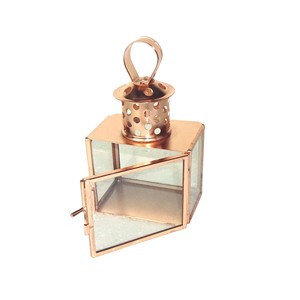 Lanterne à bougie carrée en cuivre et or rose poli avec panneaux en verre, anneau supérieur perforé pour cheminée, poignée et loquet, pour table - Product Image 1