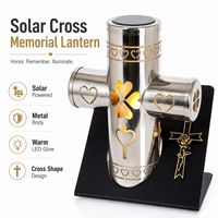Lanterne Solaire Métallique en Gros Znicz Solarny, Lampe Commémorative en Métal en Forme de Croix avec Découpe Cœur pour Cimetière Extérieur