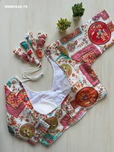 Blusa de moda para mujer, de crepé, para uso ocasional, con trabajo de posicionamiento y lentejuelas, lista para usar, con mangas hasta el codo, acolchada y con borlas múltiples de Dori. - Product Image 2