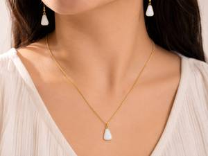 Conjunto de Collar Personalizado con Baño de Rodio, Colgante Trapezoidal de Calcedonia Blanca, Cadena de Cable, Pendientes a Juego, Joyería Nupcial de Lujo para Mujer - Product Image 1