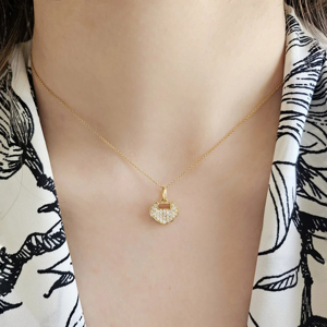 Collier pendentif en forme de cœur plaqué or 18 carats de luxe avec chaîne en cristal et strass, unisexe, à porter tous les jours - Product Image 4