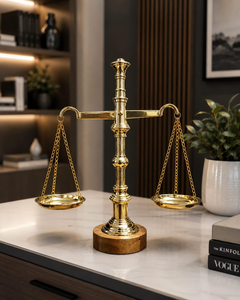 Balance décorative en laiton avec base en bois, symbole de la justice, pièce maîtresse, finition dorée polie pour bureau - Product Image 6